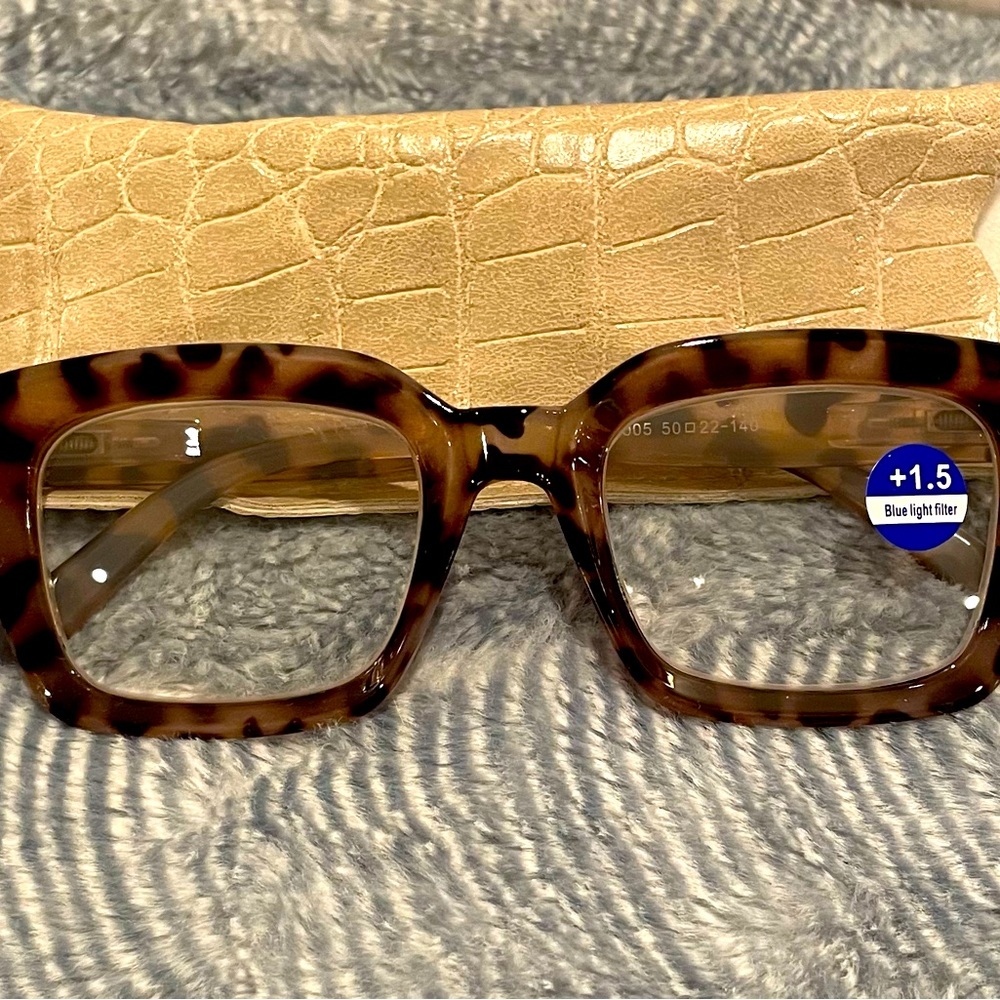 Blue light blocking readers